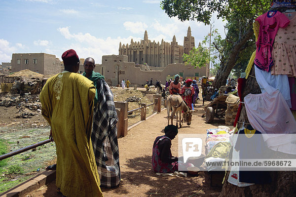 Straßenszene und Moschee hinter  Mopti  Mali  Afrika