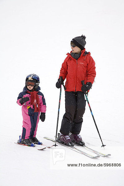Mutter Lehre Kind  Ski  Skigebiet Arapahoe Basin  Rocky Mountains  Colorado  Vereinigte Staaten