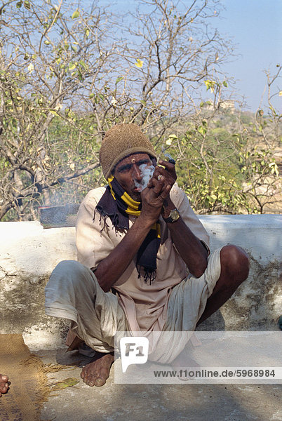 Mann Rauchen Drogen  nahe Deogarh  Rajasthan Indien  Asien