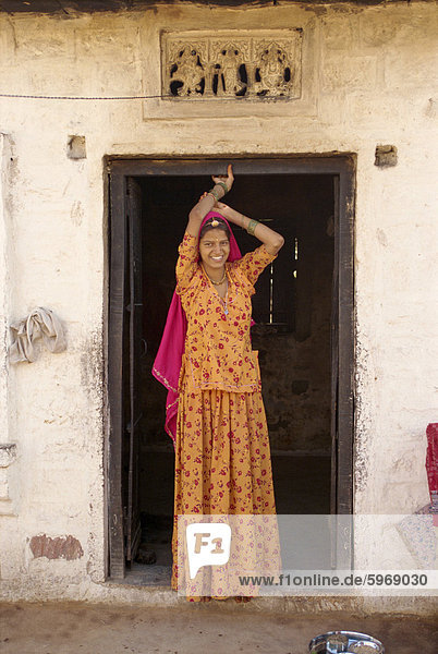 Frau Wohnhaus Eingang Dorf Asien Indien