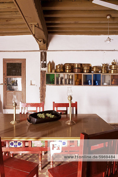 Gerät Wand Tradition Wohnhaus am Tisch essen Küche Holz reparieren Zimmer Politiker Ahmedabad Asien Decke Indien