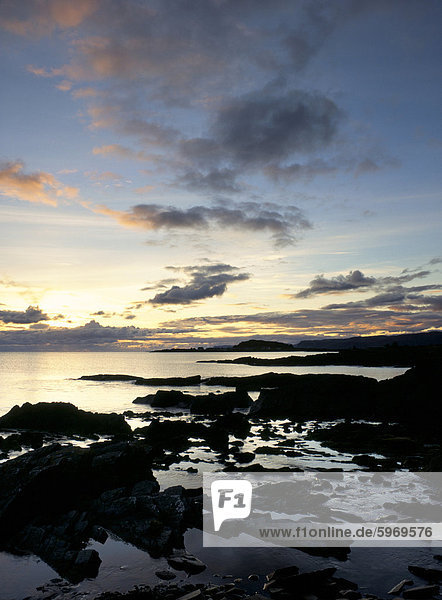 Felsige Küste in der Abenddämmerung wir entlang der Küste auf Easdale Island  Seil Island  Argyll und Bute  Scotland  Großbritannien  Europa