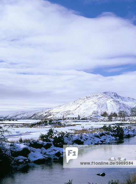 Das Glenmore Fluß in Galltair  mit Schnee auf den Boden und die Berge von Skye Region später Winter  Glenelg  Highland  Schottland  Vereinigtes Königreich  Europa