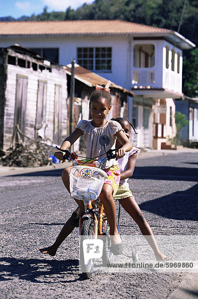 Junge Mädchen mit dem Fahrrad am Anse La Raye  St. Lucia  Windward-Inseln  West Indies  Karibik  Mittelamerika