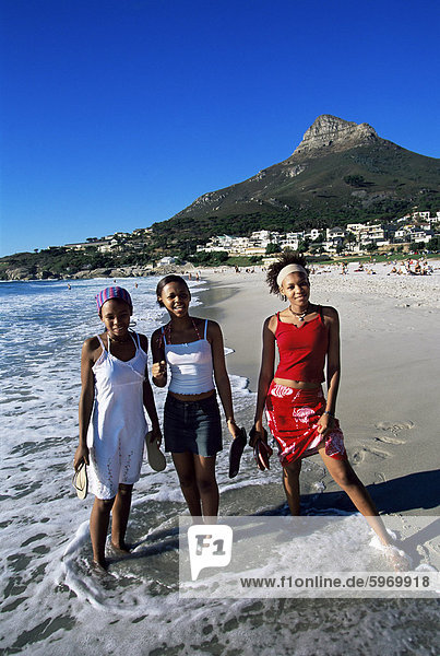 Junge Frauen auf Camps Bay Strand  Kapstadt  Südafrika  Afrika