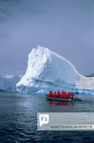 Touristen  die Eisberge mit Beiboot  Antarktis  Polargebiete erkunden