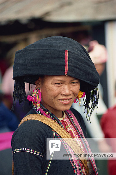 Porträt einer Blang-Frau in traditioneller Kleidung bei Menghai  Provinz Yunnan  China  Asien