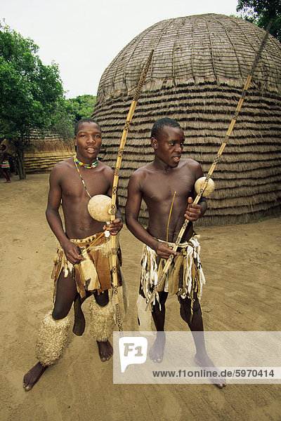 Zwei Zulu-Krieger in der Ausbildung mit ihren Bögen und Pfeile  Südafrika  Afrika