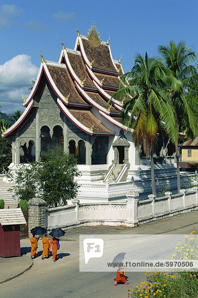 Mönche auf der Straße außerhalb der Royal Palace-Pavillon  der dient heute als Museum präsentieren  Luang Prabang  Laos  Indochina  Südostasien  Asien