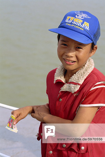 Porträt eines kleinen Jungen in einem USA-Baseball-Cap an der Kreuzung Mekong-Delta in Vietnam  Indochina  Südostasien  Asien