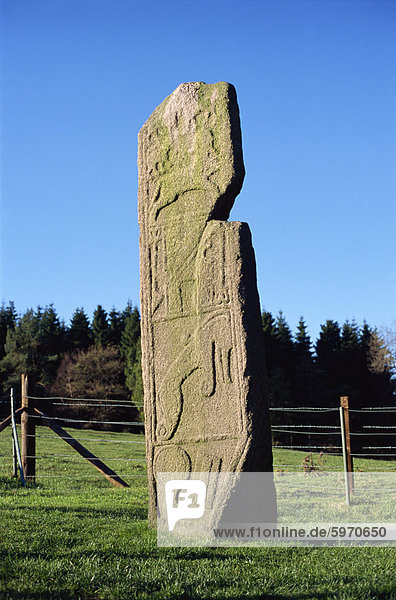 Jungfernfahrt Stein Mit Piktischen Symbolen In Der Nahe Von Chapel Of Garioch Etwa 15 Km Nordwestlich Von Aberdeen Grampian Region Schottland Vereinigtes Konigreich Europa