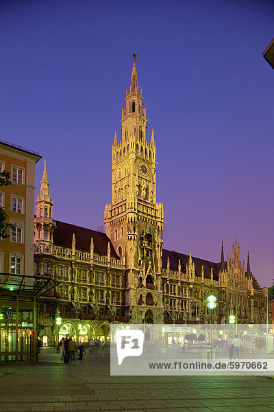Das Rathaus in der Nacht in der Stadt München  Bayern  Deutschland  Europa