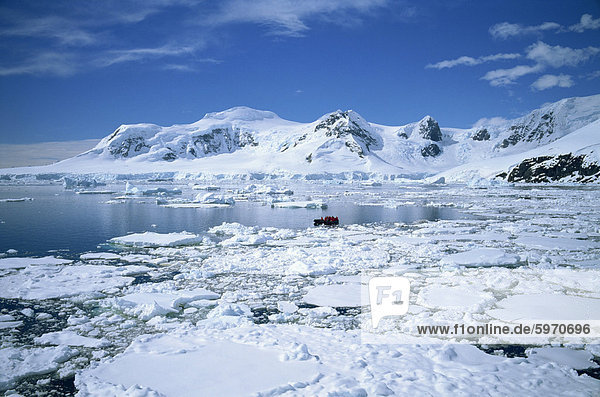 Seelandschaft mit Eis und Schnee und Menschen Eis-Kreuzfahrt in der Antarktis Sternzeichen  Antarktische Halbinsel  Polarregionen