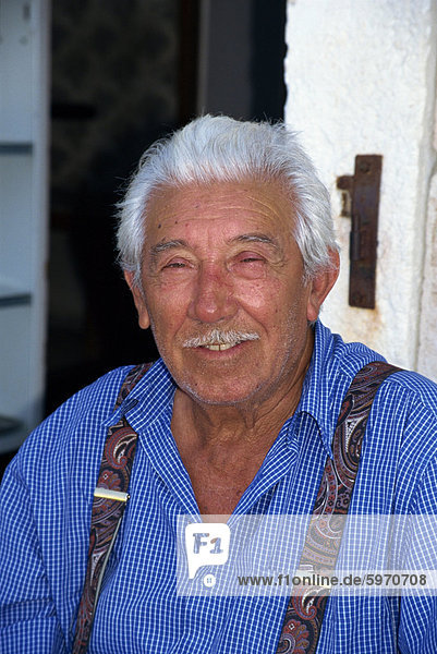 Porträt eines Fischers mit einem Schnurrbart und Tragekomfort Klammern auf die Insel Hvar  Kroatien  Europa