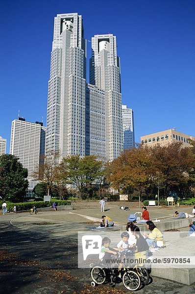 Kinder spielen in einem Park unter dem Rathaus von New Tokyo in Shinjuku  Tokio  Japan  Asien