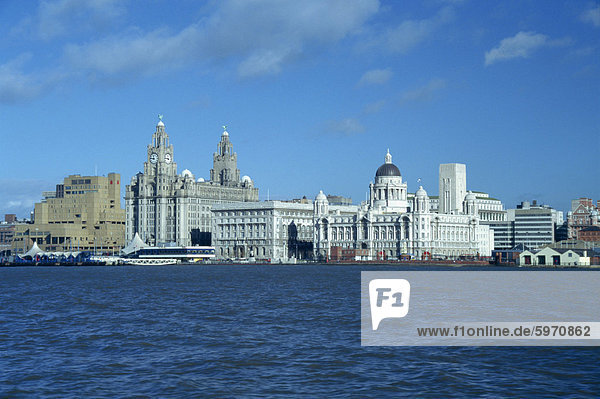 Liverpool Skyline über den Mersey River  England  Vereinigtes Königreich  Europa