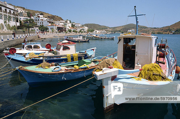 Fischerboote im Hafen an Skala auf Patmos  Dodecanese Inseln  griechische Inseln  Griechenland  Europa