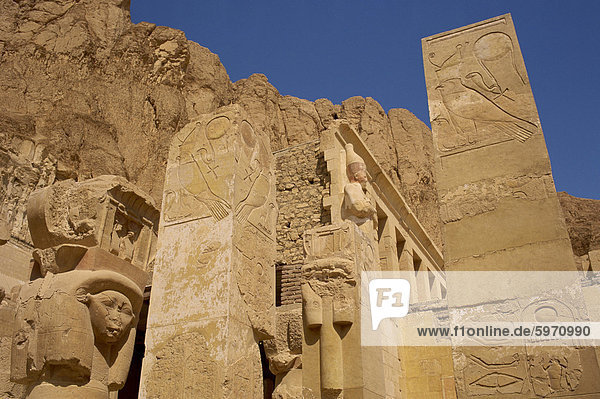 Detail aus der Kapelle der Hathor  wo der Hathor Gesicht die Hauptstädte auf den quadratischen Säulen  den Hatshepsut Tempel  Deir el bildet Bahri  Theben  UNESCO Weltkulturerbe  Ägypten  Nordafrika  Afrika