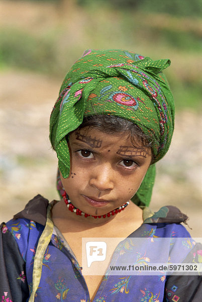 Portrait eines jungen Mädchens mit Henna Dekoration auf ihr Gesicht  Al Hajjera Dorf  Haraz-Gebirge  Nord-Jemen  Naher Osten