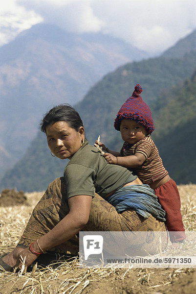 Porträt einer Mutter und Sohn in einem Feld in Nepal  Asien