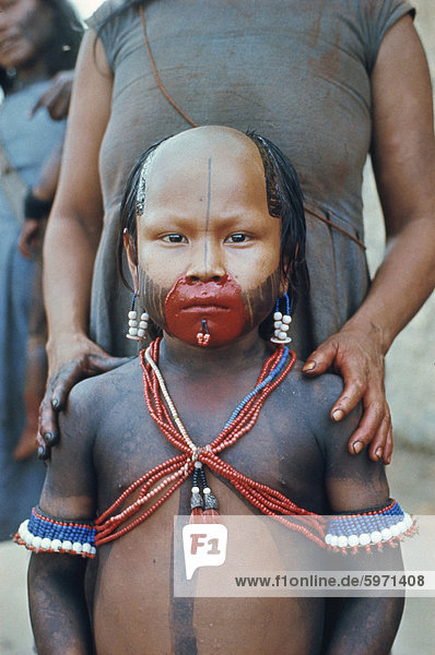 Porträt eines Kuben Kran scharfen indischen Kindes mit Gesichts Dekoration in Brasilien  Südamerika