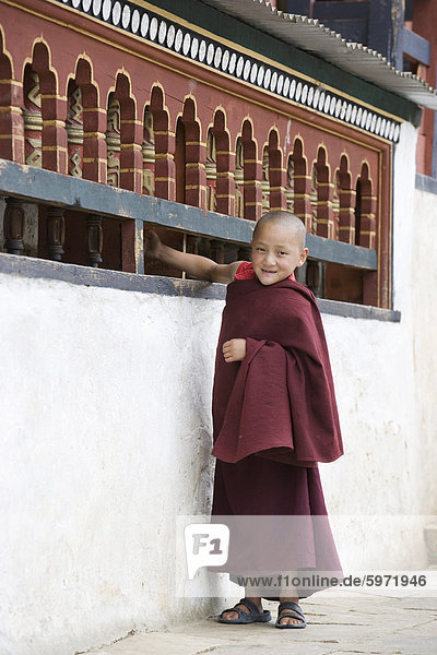 Young-buddhistischer Mönch der Karchu Dratsang Kloster  Jankar  Bumthang  Bhutan  Asien