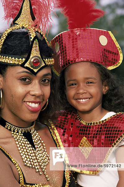 Mutter und Tochter im Kostüm  Heritage Day  Bermuda  Mittelamerika