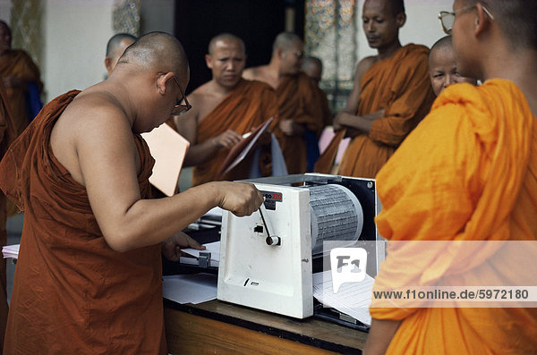 Buddhistische Mönche mit Schablone Maschine  Lampoon  Thailand  Südostasien  Asien