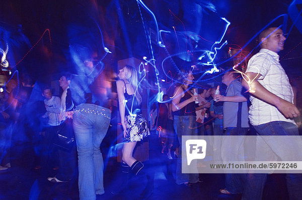 Junge Menschen im trendigen Cube Diskothek  Glasgow  Schottland  Vereinigtes Königreich  Europe