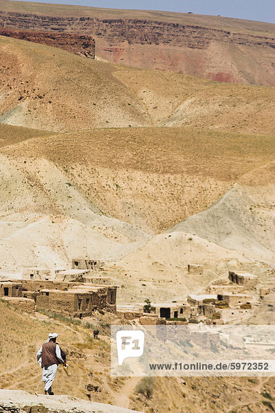 Mann zu Fuß unten Bergstraße  zwischen Herat und Maimana  nach Subzak Pass  Afghanistan  Asien