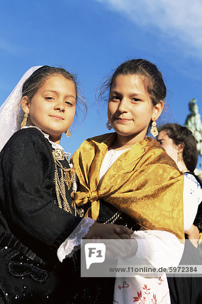 Kinder in folkloristischen Kostümen  Festa de Santo Antonio (Lissabon-Festival)  Lissabon  Portugal  Europa