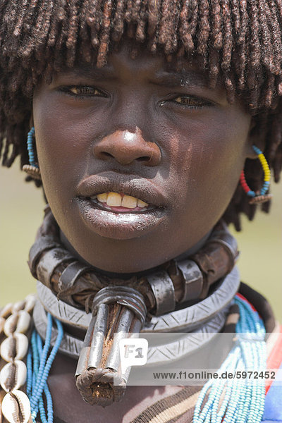Banna Frau trägt eine Halskette  bekannt als ein Bignere  eine Metal-Band mit einer phallischen eine Protuberanze  um zu bedeuten  dass sie eine erste Ehefrau  bei der pro Markt  Schlüssel Afir  unteren Omo-Tal  Äthiopien  Afrika ist