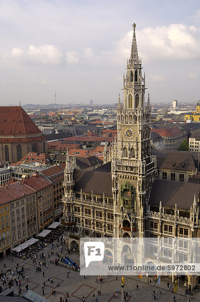 Neues Rathaus (New Town Hall) und Marienplatz  vom Turm der Peterskirche (St. Peter's Church)  München (München)  Bayern (Bayern)  Deutschland  Europa
