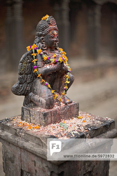 Garuda-Statue mit Pooja Angebote  Bhaktapur  Kathmandu-Tal  Nepal  Asien