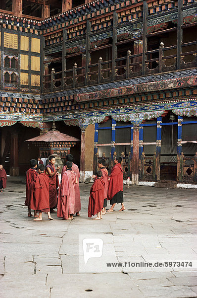 Anfänger Mönche in Rimpong Dzong (Kloster)  Paro  Bhutan  Asien