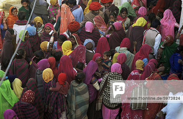 Women from villages crowd the street at the Camel Fair  Pushkar  Rajasthan state  India  Asia