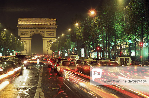 Avenue des Champs Elysees und dem Arc de Triomphe  Paris  Frankreich  Europa