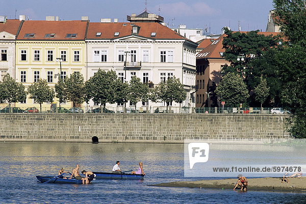 Menschen  die Bootfahrt auf Moldau unter Smetana Damm  Stare Mesto  Prag  Tschechische Republik  Europa