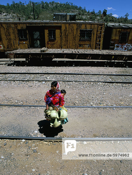 Tarahumara indischen Mutter und Kind  Copper Canyon Zug  Mexiko  Nordamerika