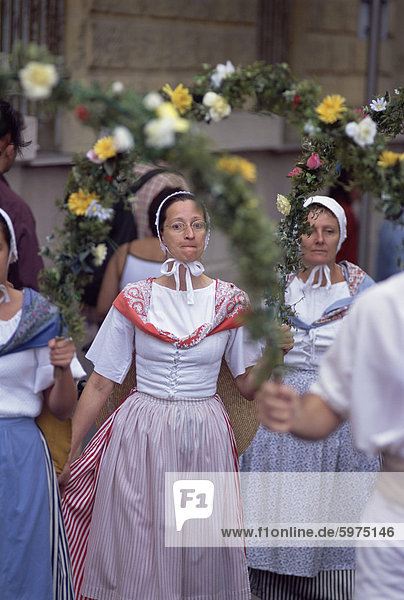 Gruppe von Tänzern in den Straßen der Altstadt Nizza Alpes Maritimes Provence Frankreich Europa