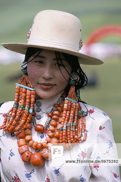 Porträt einer tibetischen Frau Schmuck in der Nähe von Maqen Provinz Qinghai China Asien