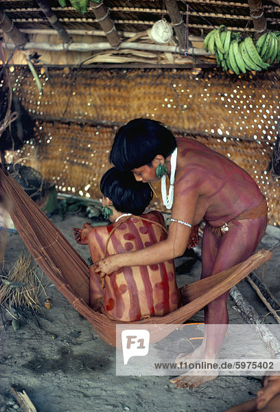 Yanomami Mädchen anwenden Körper Make-up  Brasilien  Südamerika