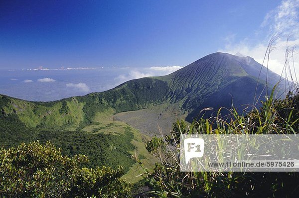 Blick über den alten Krater gegenüber dem Rauchen 2438m Gipfel des aktiven Vulkans Mount Canison  Visayan Insel Negros  Philippinen  Südostasien  Asien