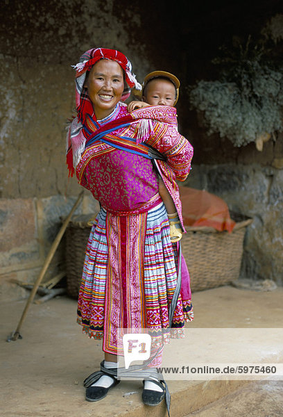 Portrait eines Mädchens Miao mit Kind Träger  Qiubei  Yunnan  China  Asien