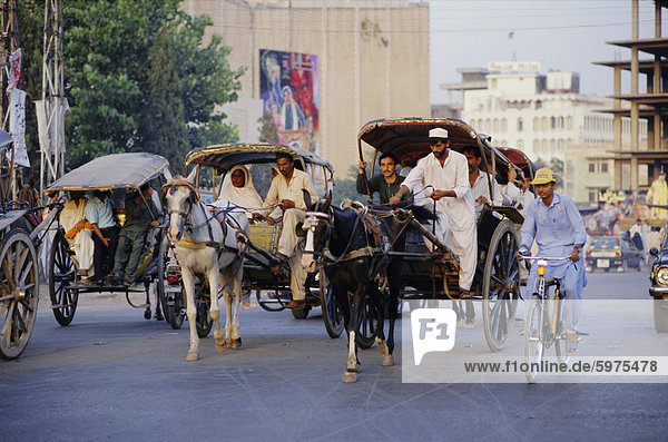 Straßenszene mit Pferd gezeichneten Wagen  Rawalpindi  Punjab  Pakistan  Asien