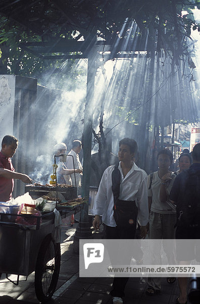 Straßenhändler verkaufen gegrilltes Fleisch auf Passanten auf Zug-Plattform  Bangkok  Südostasien  Thailand  Asien