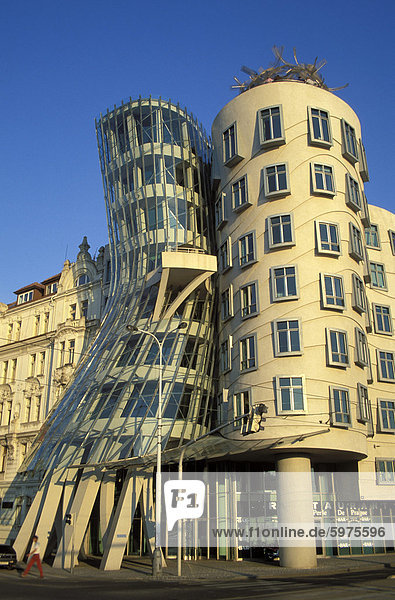 Prag Hauptstadt Europa Außenaufnahme Wohnhaus tanzen Tschechische Republik Tschechien