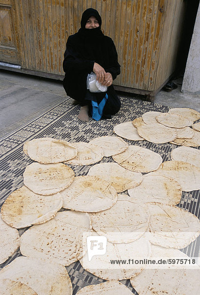 Frau verkaufen Brot im armenischen Gebiet  Aleppo  Syrien  Naher Osten