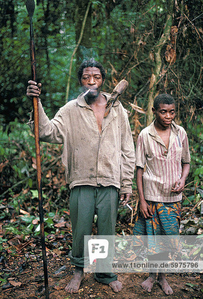 Pygmäen Mann posiert mit seiner Frau und Jagd Speer  Südosten  Kamerun  Afrika