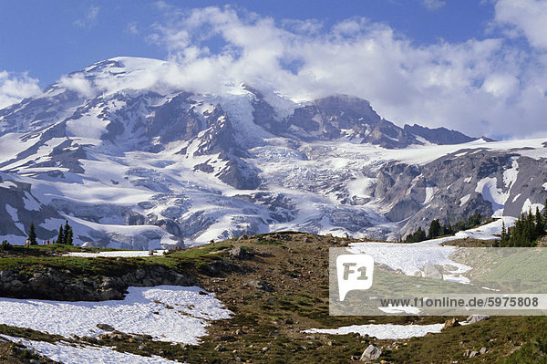 Nisqually Glacier im Vordergrund  mit Mount Rainier  brach der Vulkan die zuletzt im Jahr 1882  4392m hoch  darüber hinaus  Cascade Mountains  US-Bundesstaat Washington  Vereinigte Staaten von Amerika (U.S.A.)  Nordamerika